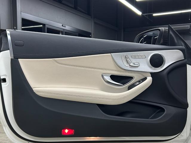Cクラス C180カブリオレスポーツ ホワイトレザー 青幌 43仕様 S.D.Fマフラー レザーエクスクルーシブPKG レッドキャリパー ディクセル低ダストパッド パナメリカーナグリル トランクスポイラー カーボン調ミラーカバー(32枚目)
