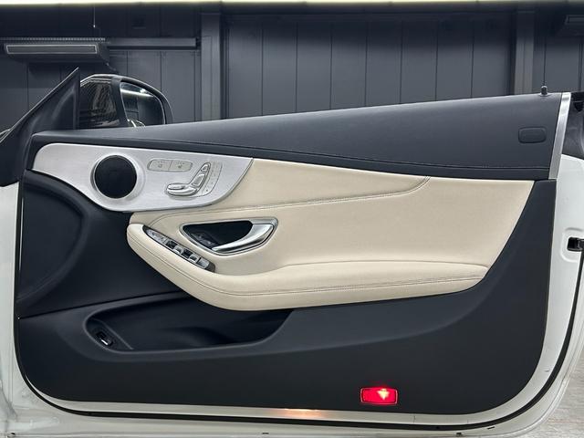 Cクラス C180カブリオレスポーツ ホワイトレザー 青幌 43仕様 S.D.Fマフラー レザーエクスクルーシブPKG レッドキャリパー ディクセル低ダストパッド パナメリカーナグリル トランクスポイラー カーボン調ミラーカバー(33枚目)