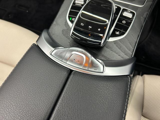 Cクラス C180カブリオレスポーツ ホワイトレザー 青幌 43仕様 S.D.Fマフラー レザーエクスクルーシブPKG レッドキャリパー ディクセル低ダストパッド パナメリカーナグリル トランクスポイラー カーボン調ミラーカバー(40枚目)