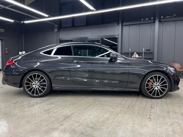 Cクラス C180クーペ スポーツ レザーエクスクルーシブPKG パノラミックスライディングルーフ 後期型 ワンオフマフラー 63仕様ディフューザーカッター キャリパー塗装 パナメリカーナグリル エアバランスパッケージ 純正マフラーあり(17枚目)