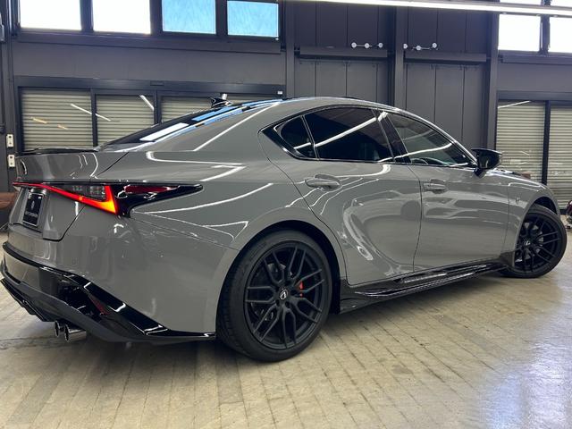 ＩＳ ＩＳ３００　ＦスポーツモードブラックＩＩＩ　１オーナー室内保管　ＴＲＤエアロ　ＴＲＤスポーツマフラー　ボンネット　ルーフメーカーＯＰカラー　サンルーフ　寒冷地仕様　ＲＥＡＬカーボンステアリング（純正あり）　オレンジキャリパー　パノラミックビュー（16枚目）