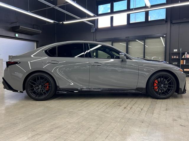 ＩＳ ＩＳ３００　ＦスポーツモードブラックＩＩＩ　１オーナー室内保管　ＴＲＤエアロ　ＴＲＤスポーツマフラー　ボンネット　ルーフメーカーＯＰカラー　サンルーフ　寒冷地仕様　ＲＥＡＬカーボンステアリング（純正あり）　オレンジキャリパー　パノラミックビュー（17枚目）