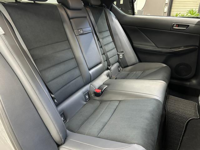 ＩＳ ＩＳ３００　ＦスポーツモードブラックＩＩＩ　１オーナー室内保管　ＴＲＤエアロ　ＴＲＤスポーツマフラー　ボンネット　ルーフメーカーＯＰカラー　サンルーフ　寒冷地仕様　ＲＥＡＬカーボンステアリング（純正あり）　オレンジキャリパー　パノラミックビュー（23枚目）