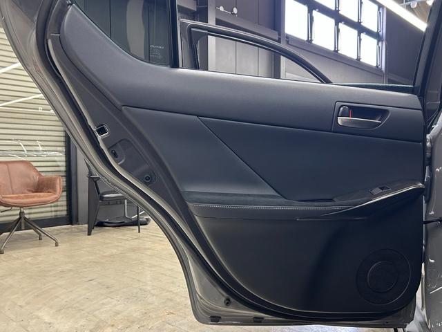 ＩＳ ＩＳ３００　ＦスポーツモードブラックＩＩＩ　１オーナー室内保管　ＴＲＤエアロ　ＴＲＤスポーツマフラー　ボンネット　ルーフメーカーＯＰカラー　サンルーフ　寒冷地仕様　ＲＥＡＬカーボンステアリング（純正あり）　オレンジキャリパー　パノラミックビュー（32枚目）