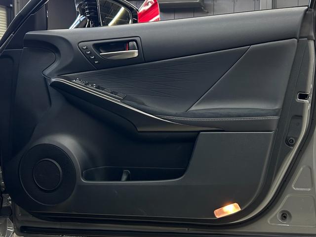 ＩＳ ＩＳ３００　ＦスポーツモードブラックＩＩＩ　１オーナー室内保管　ＴＲＤエアロ　ＴＲＤスポーツマフラー　ボンネット　ルーフメーカーＯＰカラー　サンルーフ　寒冷地仕様　ＲＥＡＬカーボンステアリング（純正あり）　オレンジキャリパー　パノラミックビュー（33枚目）
