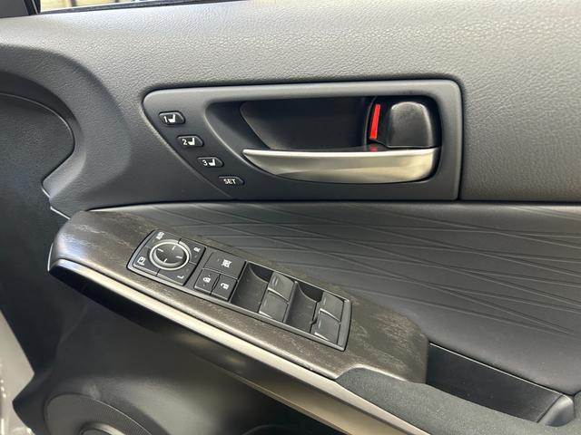 ＩＳ ＩＳ３００　ＦスポーツモードブラックＩＩＩ　１オーナー室内保管　ＴＲＤエアロ　ＴＲＤスポーツマフラー　ボンネット　ルーフメーカーＯＰカラー　サンルーフ　寒冷地仕様　ＲＥＡＬカーボンステアリング（純正あり）　オレンジキャリパー　パノラミックビュー（35枚目）