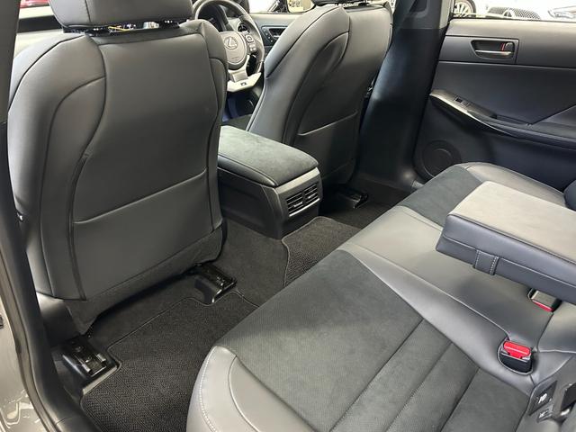 ＩＳ ＩＳ３００　ＦスポーツモードブラックＩＩＩ　１オーナー室内保管　ＴＲＤエアロ　ＴＲＤスポーツマフラー　ボンネット　ルーフメーカーＯＰカラー　サンルーフ　寒冷地仕様　ＲＥＡＬカーボンステアリング（純正あり）　オレンジキャリパー　パノラミックビュー（43枚目）