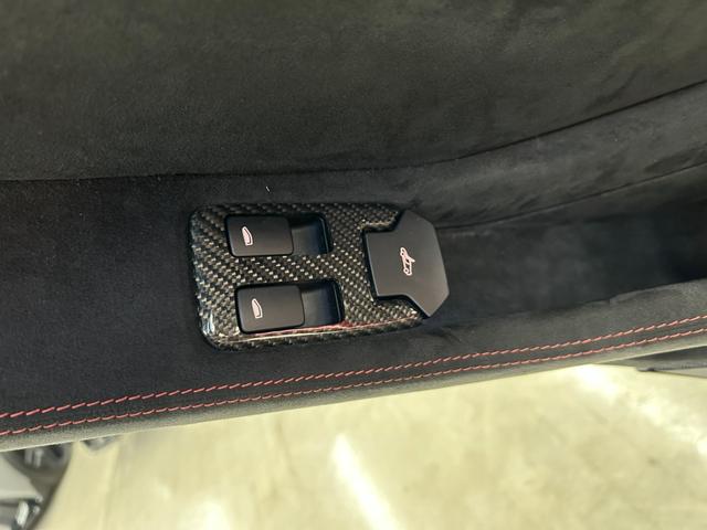 ６５０Ｓ スパイダー　車両リフトシステム　エリートペイント　カーボンエクステリアアップグレード　インテリアアップグレード　カーボンサイドインテーク　カーボンエンジンカバー　カーボンレースシート　アルカンタラステアリング（32枚目）