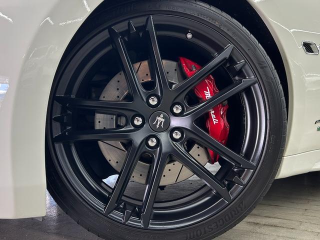 ■純正２０インチホイールを装着しております！お好みのホイールへ交換等の追加カスタムもお気軽にご相談下さいませ！■