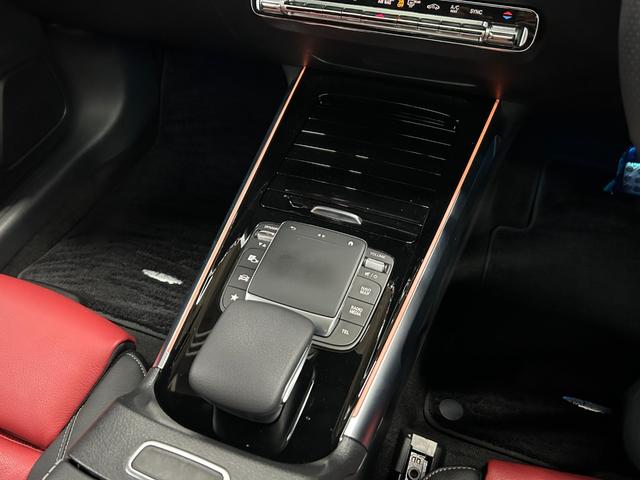 GLB GLB200d 4マチックAMGレザエクスクルシブP 新車保証 AMGライン AMGレザーエクスクルーシブパッケージ 赤×黒レザー パノラミックスライディングルーフ アドバンスドパッケージ GLB45仕様 パナメリカーナグリル 4本出しマフラーカッター(20枚目)