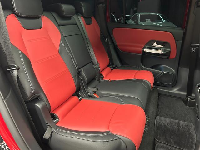 GLB GLB200d 4マチックAMGレザエクスクルシブP 新車保証 AMGライン AMGレザーエクスクルーシブパッケージ 赤×黒レザー パノラミックスライディングルーフ アドバンスドパッケージ GLB45仕様 パナメリカーナグリル 4本出しマフラーカッター(22枚目)