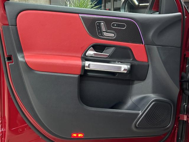 GLB GLB200d 4マチックAMGレザエクスクルシブP 新車保証 AMGライン AMGレザーエクスクルーシブパッケージ 赤×黒レザー パノラミックスライディングルーフ アドバンスドパッケージ GLB45仕様 パナメリカーナグリル 4本出しマフラーカッター(28枚目)