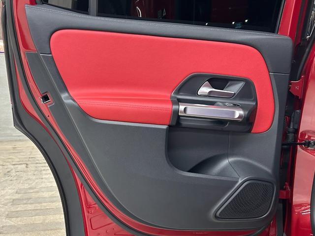 GLB GLB200d 4マチックAMGレザエクスクルシブP 新車保証 AMGライン AMGレザーエクスクルーシブパッケージ 赤×黒レザー パノラミックスライディングルーフ アドバンスドパッケージ GLB45仕様 パナメリカーナグリル 4本出しマフラーカッター(29枚目)