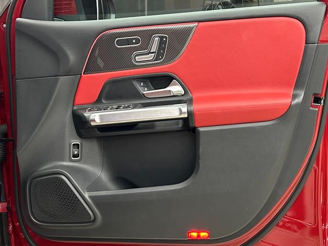 GLB GLB200d 4マチックAMGレザエクスクルシブP 新車保証 AMGライン AMGレザーエクスクルーシブパッケージ 赤×黒レザー パノラミックスライディングルーフ アドバンスドパッケージ GLB45仕様 パナメリカーナグリル 4本出しマフラーカッター(30枚目)