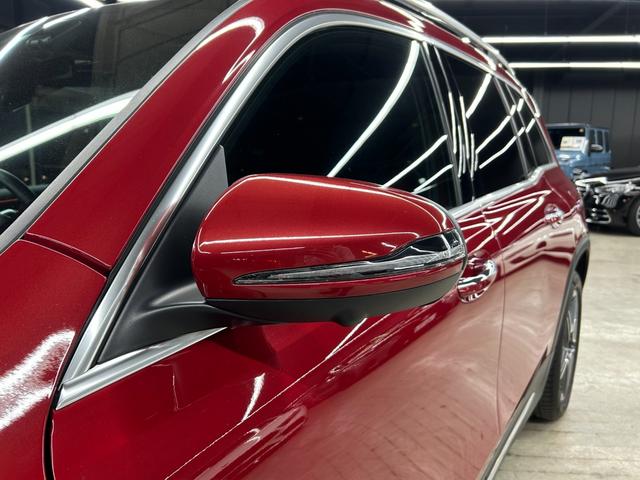 GLB GLB200d 4マチックAMGレザエクスクルシブP 新車保証 AMGライン AMGレザーエクスクルーシブパッケージ 赤×黒レザー パノラミックスライディングルーフ アドバンスドパッケージ GLB45仕様 パナメリカーナグリル 4本出しマフラーカッター(33枚目)