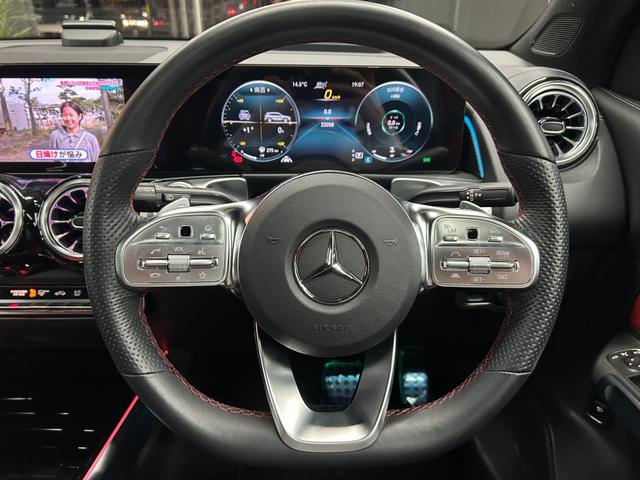 GLB GLB200d 4マチックAMGレザエクスクルシブP 新車保証 AMGライン AMGレザーエクスクルーシブパッケージ 赤×黒レザー パノラミックスライディングルーフ アドバンスドパッケージ GLB45仕様 パナメリカーナグリル 4本出しマフラーカッター(34枚目)