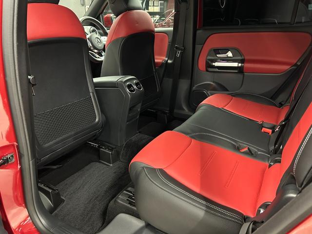 GLB GLB200d 4マチックAMGレザエクスクルシブP 新車保証 AMGライン AMGレザーエクスクルーシブパッケージ 赤×黒レザー パノラミックスライディングルーフ アドバンスドパッケージ GLB45仕様 パナメリカーナグリル 4本出しマフラーカッター(41枚目)