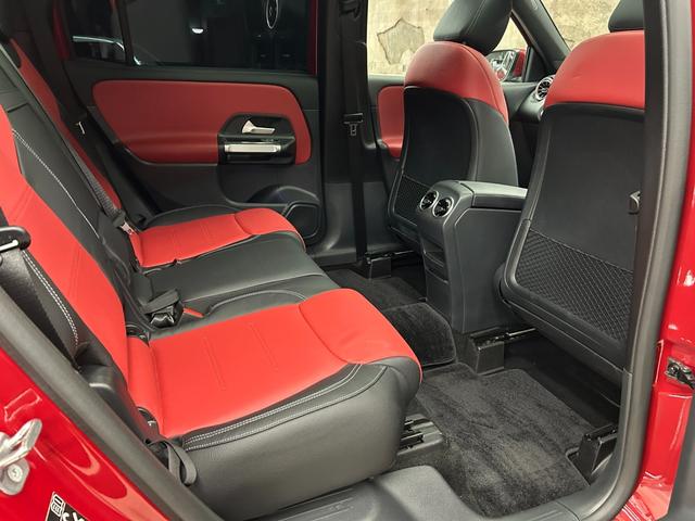 GLB GLB200d 4マチックAMGレザエクスクルシブP 新車保証 AMGライン AMGレザーエクスクルーシブパッケージ 赤×黒レザー パノラミックスライディングルーフ アドバンスドパッケージ GLB45仕様 パナメリカーナグリル 4本出しマフラーカッター(42枚目)