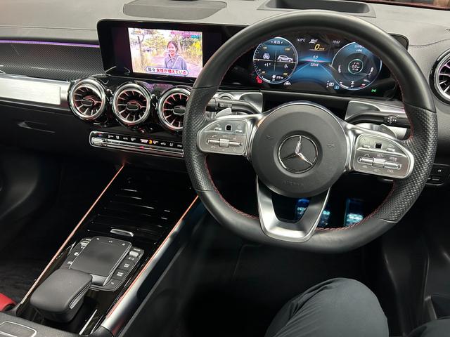 GLB GLB200d 4マチックAMGレザエクスクルシブP 新車保証 AMGライン AMGレザーエクスクルーシブパッケージ 赤×黒レザー パノラミックスライディングルーフ アドバンスドパッケージ GLB45仕様 パナメリカーナグリル 4本出しマフラーカッター(43枚目)