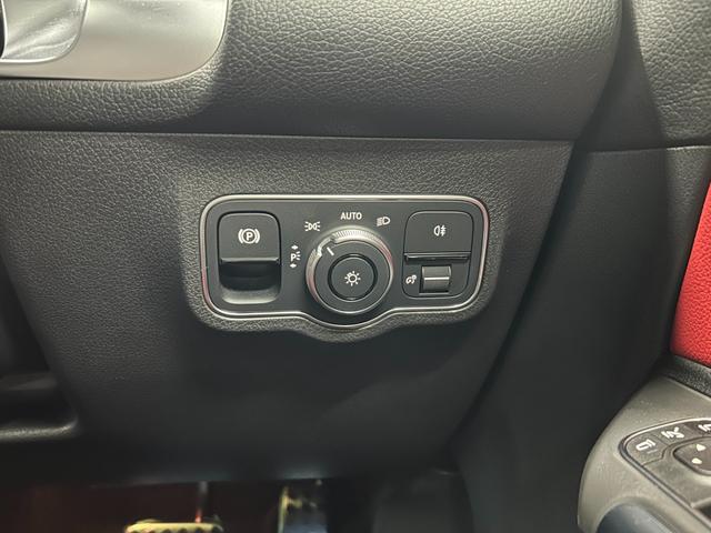 GLB GLB200d 4マチックAMGレザエクスクルシブP 新車保証 AMGライン AMGレザーエクスクルーシブパッケージ 赤×黒レザー パノラミックスライディングルーフ アドバンスドパッケージ GLB45仕様 パナメリカーナグリル 4本出しマフラーカッター(45枚目)