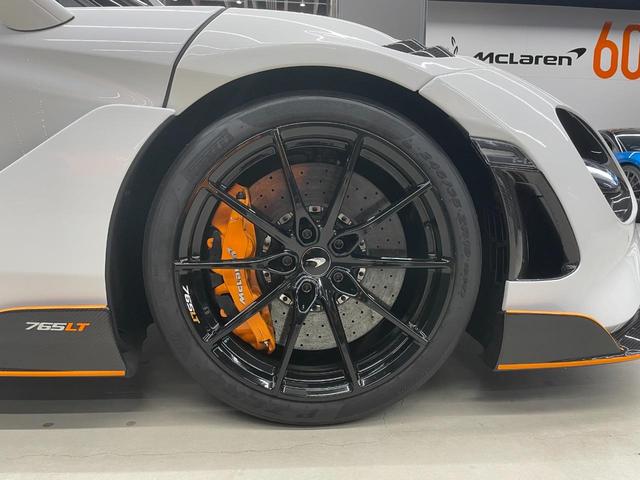 ７６５ＬＴ 　スペシャルペイント　７６５台限定モデル　認定１年保証　カ－ボンファイバ－エクステリアパック１＆２＆３　Ｂ＆Ｗ１２スピ－カ－オーディオシステム　車輛リフト　ＭＳＯカーボンル－バ－ドフェンダ－　エアコン（19枚目）