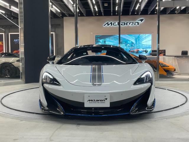 　６００ＬＴ　右ハンドル　シリカホワイト　スペシャルペイント　認定中古車保証付　カーボンファイバ－エクステリア１＆２　車両リフト　エアーコンディショナ－　１０スポ－クウルトラライトウェイト鍛造ホイ－ル(2枚目)