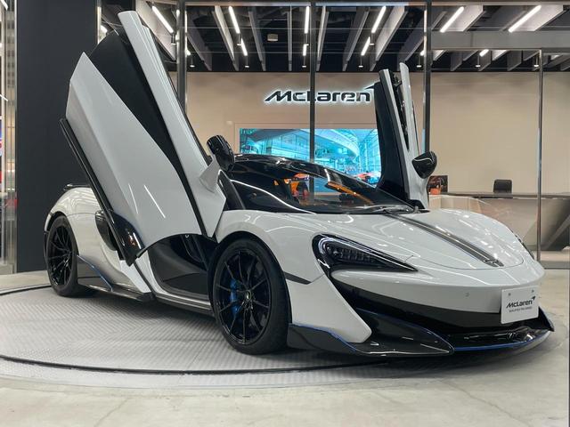 　６００ＬＴ　右ハンドル　シリカホワイト　スペシャルペイント　認定中古車保証付　カーボンファイバ－エクステリア１＆２　車両リフト　エアーコンディショナ－　１０スポ－クウルトラライトウェイト鍛造ホイ－ル(3枚目)