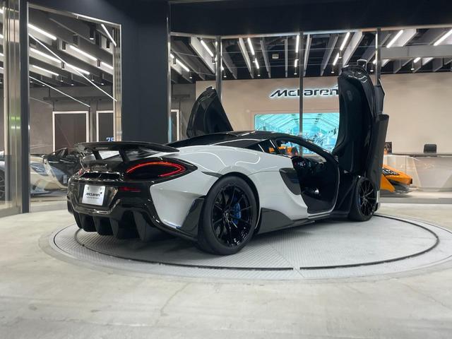 　６００ＬＴ　右ハンドル　シリカホワイト　スペシャルペイント　認定中古車保証付　カーボンファイバ－エクステリア１＆２　車両リフト　エアーコンディショナ－　１０スポ－クウルトラライトウェイト鍛造ホイ－ル(6枚目)