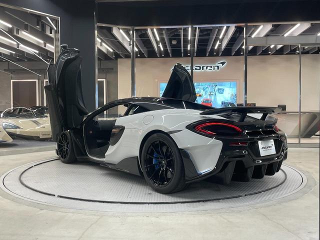 ６００ＬＴ 　６００ＬＴ　右ハンドル　シリカホワイト　スペシャルペイント　認定中古車保証付　カーボンファイバ－エクステリア１＆２　車両リフト　エアーコンディショナ－　１０スポ－クウルトラライトウェイト鍛造ホイ－ル（11枚目）