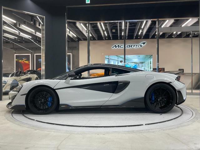 ６００ＬＴ 　６００ＬＴ　右ハンドル　シリカホワイト　スペシャルペイント　認定中古車保証付　カーボンファイバ－エクステリア１＆２　車両リフト　エアーコンディショナ－　１０スポ－クウルトラライトウェイト鍛造ホイ－ル（12枚目）