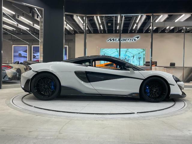 　６００ＬＴ　右ハンドル　シリカホワイト　スペシャルペイント　認定中古車保証付　カーボンファイバ－エクステリア１＆２　車両リフト　エアーコンディショナ－　１０スポ－クウルトラライトウェイト鍛造ホイ－ル(15枚目)