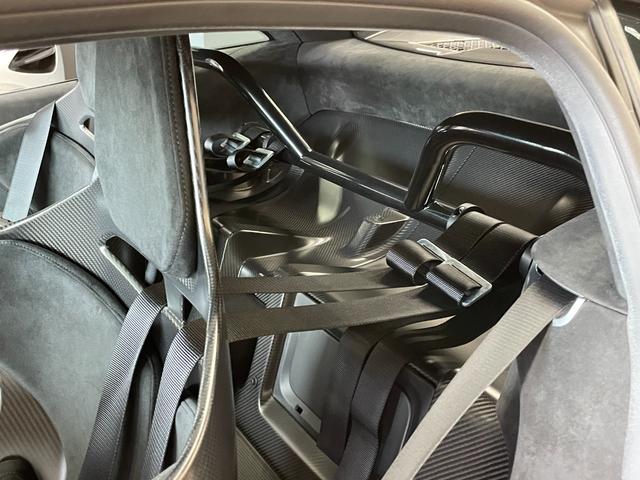 ６２０Ｒ 世界２２５台限定車　スぺシャルペイント／モータ－スポ－ツダンピングサスペンション／スポ－ツエキゾ－スト／スーパ－ライトウェイトレ－シングシ－ト／ＭＳＯハーネスバ－／エアコン／前後パーキングセンサ－／バックカメラ（38枚目）