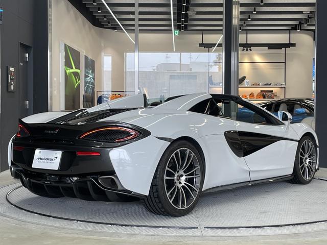 ５７０Ｓスパイダー ベースグレード　左ハンドル／シリカホワイト／認定中古車保証１年付／ナッパレザーインテリア／車検Ｒ７年７月／Ｂ＆Ｗスピーカーオーディオシステム／車両リフト／（12枚目）