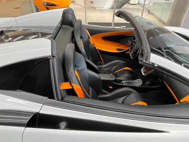 ５７０Ｓスパイダー ベースグレード　左ハンドル／シリカホワイト／認定中古車保証１年付／ナッパレザーインテリア／車検Ｒ７年７月／Ｂ＆Ｗスピーカーオーディオシステム／車両リフト／（18枚目）