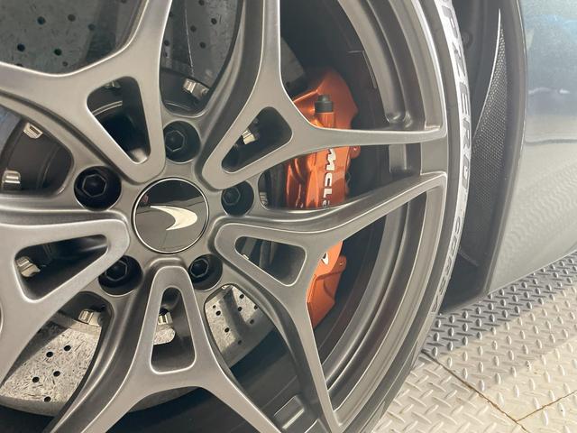 ７２０Ｓスパイダー 　認定中古車保証１年付　左ハンドル　サロス　エリ－トペイント　スポ－ツエキゾ－スト　ポリッシュキャリパー　５ポークライトウェイト鍛造ホイール　リヤビュ－カメラ　車輛リフト　ＭＳＯカーボンパドルシフト（24枚目）