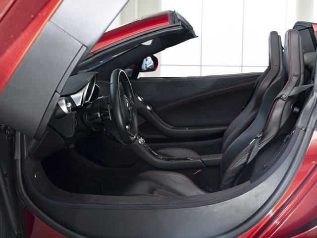 ＭＰ４－１２Ｃスパイダー ベースグレード　ステルスパック／スポ－ツエキゾ－スト／電動メモリ－＆シートヒ－タ－／パーキングセンサ－前後／ライトウエイト鍛造ホイ－ルダイヤモンドカットフィニッシュ／カーボンインテリアアップグレ－ド（25枚目）