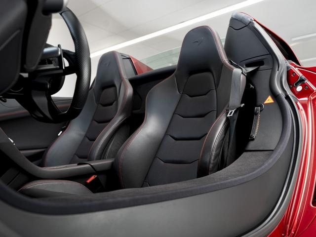 ＭＰ４－１２Ｃスパイダー ベースグレード　ステルスパック／スポ－ツエキゾ－スト／電動メモリ－＆シートヒ－タ－／パーキングセンサ－前後／ライトウエイト鍛造ホイ－ルダイヤモンドカットフィニッシュ／カーボンインテリアアップグレ－ド（26枚目）