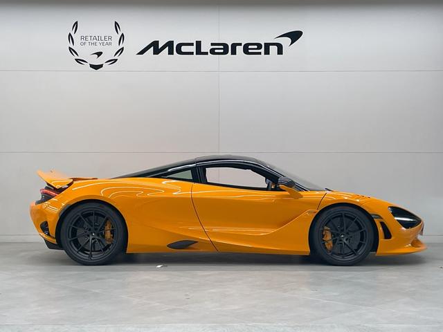 ７５０Ｓ パフォ－マンス　パフォーマンストリム／カーボンエクステリアディテールパック／カーボンファイバ－ルーバ－フロントフェンダ－／手動調節コンフォ－トシ－ト／オレンジシートベルト（12枚目）