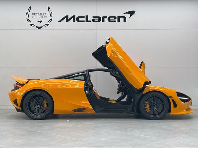 ７５０Ｓ パフォ－マンス　パフォーマンストリム／カーボンエクステリアディテールパック／カーボンファイバ－ルーバ－フロントフェンダ－／手動調節コンフォ－トシ－ト／オレンジシートベルト（13枚目）