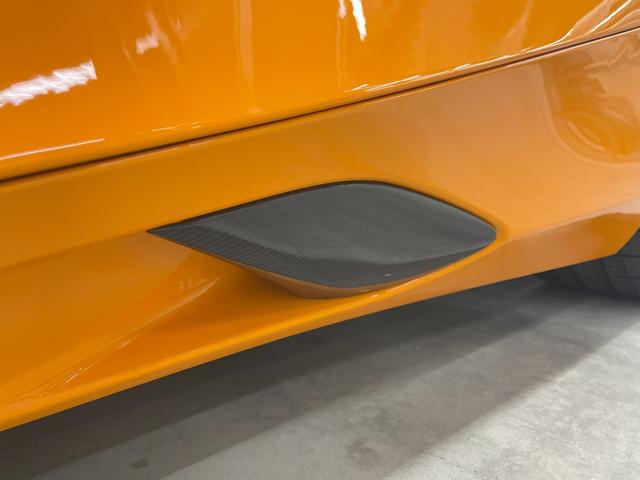 ７５０Ｓ パフォ－マンス　パフォーマンストリム／カーボンエクステリアディテールパック／カーボンファイバ－ルーバ－フロントフェンダ－／手動調節コンフォ－トシ－ト／オレンジシートベルト（23枚目）