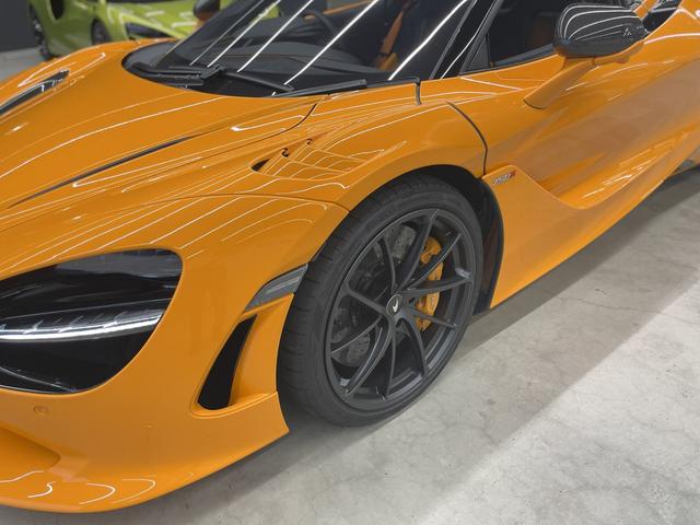 ７５０Ｓ パフォ－マンス　パフォーマンストリム／カーボンエクステリアディテールパック／カーボンファイバ－ルーバ－フロントフェンダ－／手動調節コンフォ－トシ－ト／オレンジシートベルト（26枚目）