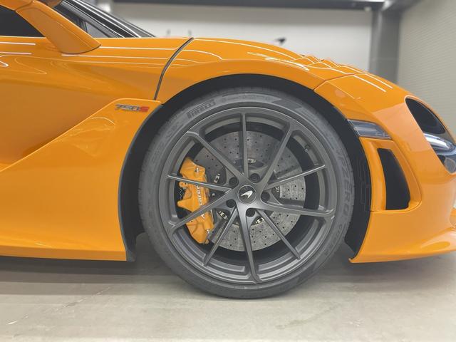 ７５０Ｓ パフォ－マンス　パフォーマンストリム／カーボンエクステリアディテールパック／カーボンファイバ－ルーバ－フロントフェンダ－／手動調節コンフォ－トシ－ト／オレンジシートベルト（28枚目）