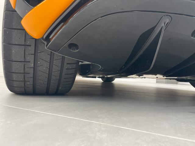 ７５０Ｓ パフォ－マンス　パフォーマンストリム／カーボンエクステリアディテールパック／カーボンファイバ－ルーバ－フロントフェンダ－／手動調節コンフォ－トシ－ト／オレンジシートベルト（30枚目）