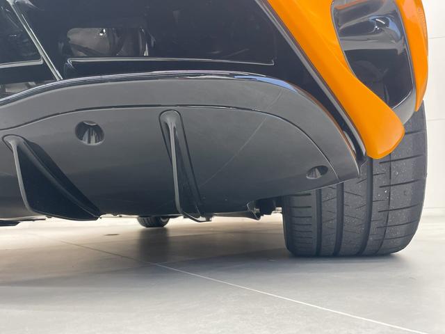 ７５０Ｓ パフォ－マンス　パフォーマンストリム／カーボンエクステリアディテールパック／カーボンファイバ－ルーバ－フロントフェンダ－／手動調節コンフォ－トシ－ト／オレンジシートベルト（34枚目）