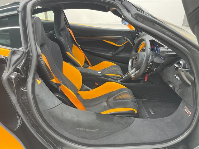 ７５０Ｓ パフォ－マンス　パフォーマンストリム／カーボンエクステリアディテールパック／カーボンファイバ－ルーバ－フロントフェンダ－／手動調節コンフォ－トシ－ト／オレンジシートベルト（36枚目）