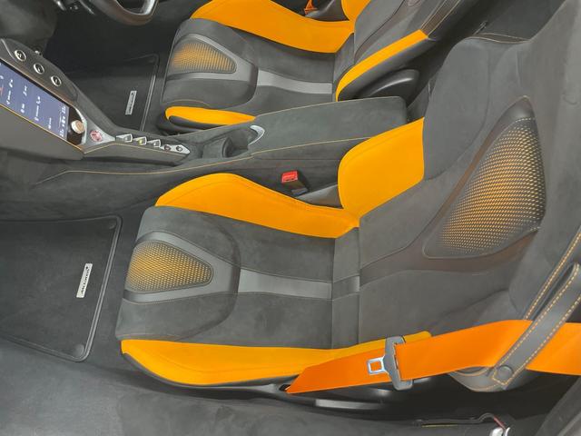 ７５０Ｓ パフォ－マンス　パフォーマンストリム／カーボンエクステリアディテールパック／カーボンファイバ－ルーバ－フロントフェンダ－／手動調節コンフォ－トシ－ト／オレンジシートベルト（42枚目）