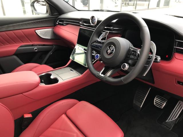 グレカーレ ＧＴ　限定車インテルニロッシリミテッド・赤レザー・２１インチブラックホイール・サンルーフ・３ゾーンエアコン・前後シートヒーター・フロントシートベンチレーション（15枚目）