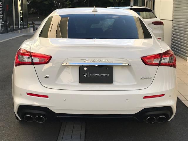 ギブリ Ｓ　グランスポーツ　ビアンコ・ピエノフィオーレレザー・２０インチアルミ・サンルーフ・インテリアカーボンパッケージ・ドライバーアシスタンスパッケージ（3枚目）