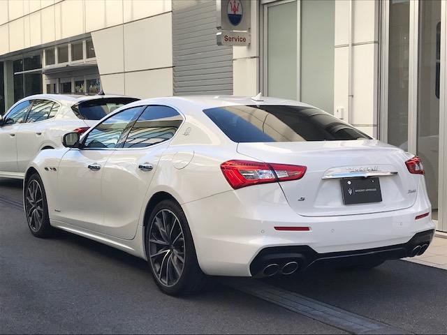 ギブリ Ｓ　グランスポーツ　ビアンコ・ピエノフィオーレレザー・２０インチアルミ・サンルーフ・インテリアカーボンパッケージ・ドライバーアシスタンスパッケージ（9枚目）