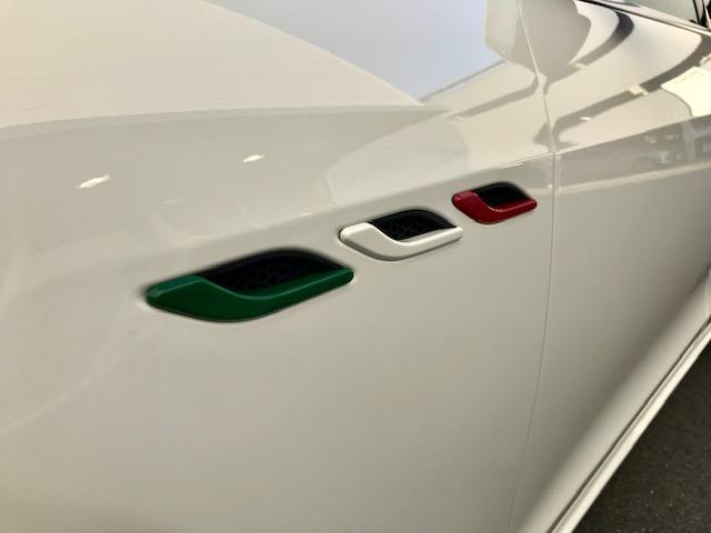 ギブリ Ｓ　グランスポーツ　ビアンコ・ピエノフィオーレレザー・２０インチアルミ・サンルーフ・インテリアカーボンパッケージ・ドライバーアシスタンスパッケージ（10枚目）